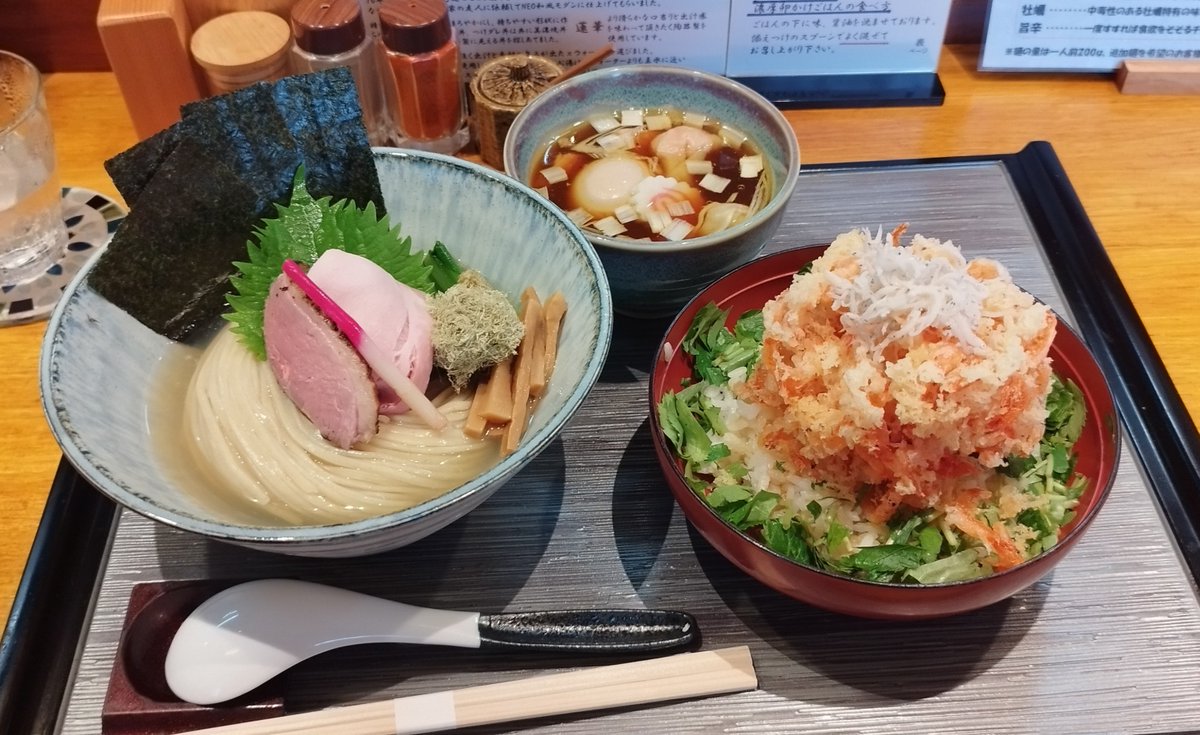 MugiRamenwalker's tweet photo. 入鹿TOKYO 本店 東久留米
前から気になってたお店に誘ってもらい初来店。
ポルチーニ醤油をチョイス。
昆布水麺もさることながら、かき揚げが非常に美味しい！
味もボリューム満点でした💯💯💯✨ https://t.co/Zc2QEnyBrm