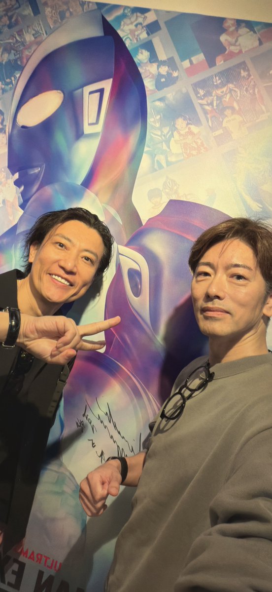 shun321do's tweet photo. ULTRAMAN EXHIBITION -ウルトラマンシリーズ60周年展- in 横浜赤レンガ倉庫に駅でホントにバッタリ会ったアベ監督と1度行っているのに誘ったら「いいよ、行きましょう。」と付き合ってくれる姫矢准と3人で行ってきました～。
スタッフさんのお心遣いでサインも書かせて頂きました、ありがとうございます。いや～最後の映像しびれたました、最終日でしたが行けて良かった。
#ウルトラマンシリーズ60周年展 
#ウルトラマンネクサス