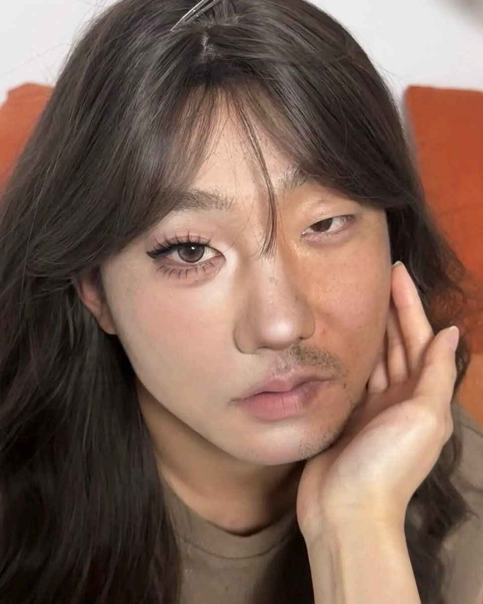 ceolmh3's tweet photo. 화장이 이렇게나 중요한거다 

이정도면 변신이 아니라 변장인데?…. https://t.co/5USddOLHfB