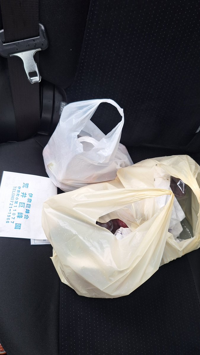 masterline94uet's tweet photo. こんにちあいラジング～
昨日、荒井巨峰園さんへ行き葡萄3房購入してきました。20日のビアウイークエンドでも3房購入したのですが、帰宅後の入浴中に殆ど食い尽くされてしまい昨日はリベンジを。荒井巨峰園のお母様にいっぱいサービスして頂き大満足。来月末からのキウイも楽しみです。
#あいラジング https://t.co/NO9SLlXBvw