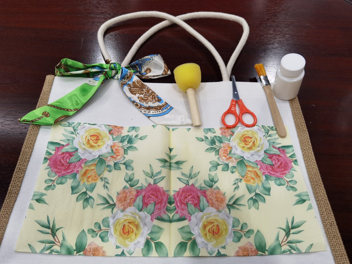 ryanhope906154's tweet photo. Got leftover fabric scraps Turn ’em into a cute mini tote bag with just scissors and glue—no sewing machine needed! Perfect for holding your small essentials this weekend. https://t.co/kUfjB7vG5p