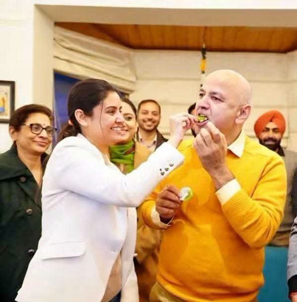 LutyensMediaIN's tweet photo. पंजाब में आम आदमी पार्टी सरकार से जुड़े बंगलों को लेकर विवाद खड़ा हो गया है। आरोप है कि सरकार की ओर से नौ मंत्रियों को आवंटित किए गए बंगलों में संबंधित मंत्री नहीं रह रहे हैं, बल्कि आम आदमी पार्टी से जुड़े दिल्ली के नेताओं और अन्य लोगों के रहने की बात सामने आ रही है।

कांग्रेस विधायक सुखपाल खैरा ने आरोप लगाया है कि दिल्ली से पंजाब आए AAP नेताओं और पार्टी से जुड़े लोगों को ऐसे सरकारी बंगले उपलब्ध कराए गए हैं, जो आधिकारिक रिकॉर्ड में पंजाब सरकार के मंत्रियों के नाम पर आवंटित हैं।

इस पूरे मामले में आम आदमी पार्टी के राष्ट्रीय संयोजक अरविंद केजरीवाल का नाम भी चर्चा में है। आरोप के मुताबिक, मुख्यमंत्री भगवंत मान को आवंटित अतिरिक्त बंगले में केजरीवाल के रहने की बात कही जा रही है।

इन बंगलों को लेकर लगाए जा रहे हैं आरोप?

बंगला नंबर 902 - दीपक चौहान
बंगला नंबर 905 - कमला बंसल
बंगला नंबर 919 - अनुराग कुंडु
बंगला नंबर 921 - दिल्ली से AAP विधायक जरनैल सिंह
बंगला नंबर 926 - सतेंदर जैन, दिल्ली के पूर्व मंत्री
बंगला नंबर 927 - आदिल अहमद खान
बंगला नंबर 928 - AAP से जुड़े ह्यूमन राइट्स एक्टिविस्ट/वर्कर शैंटी
बंगला नंबर 960 - दिल्ली के पूर्व उपमुख्यमंत्री मनीष सिसोदिया
बंगला नंबर 961 - गायत्री बिश्नोई की फैमिली
बंगला नंबर 964 - मनीष सिसोदिया की टीम
बंगला नंबर 965 - आदिल अहमद की टीम