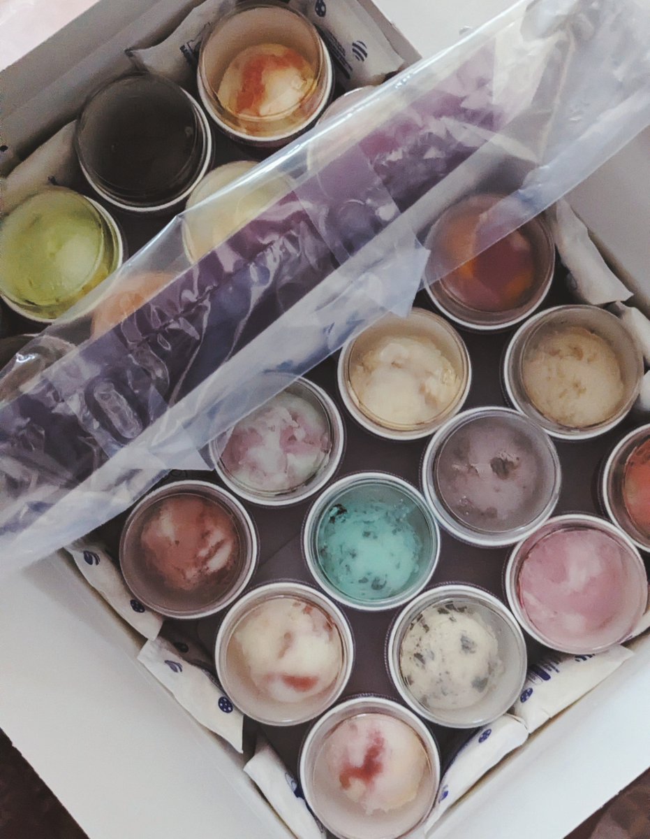 synraok's tweet photo. 31歳でサーティーワン買うのやりたかったのー！♥
バラエティBOXで買ったから31個より32個の方がお得じゃない？ってなって「全部ください」になった🤭へへへ https://t.co/FGaL3fLWAF