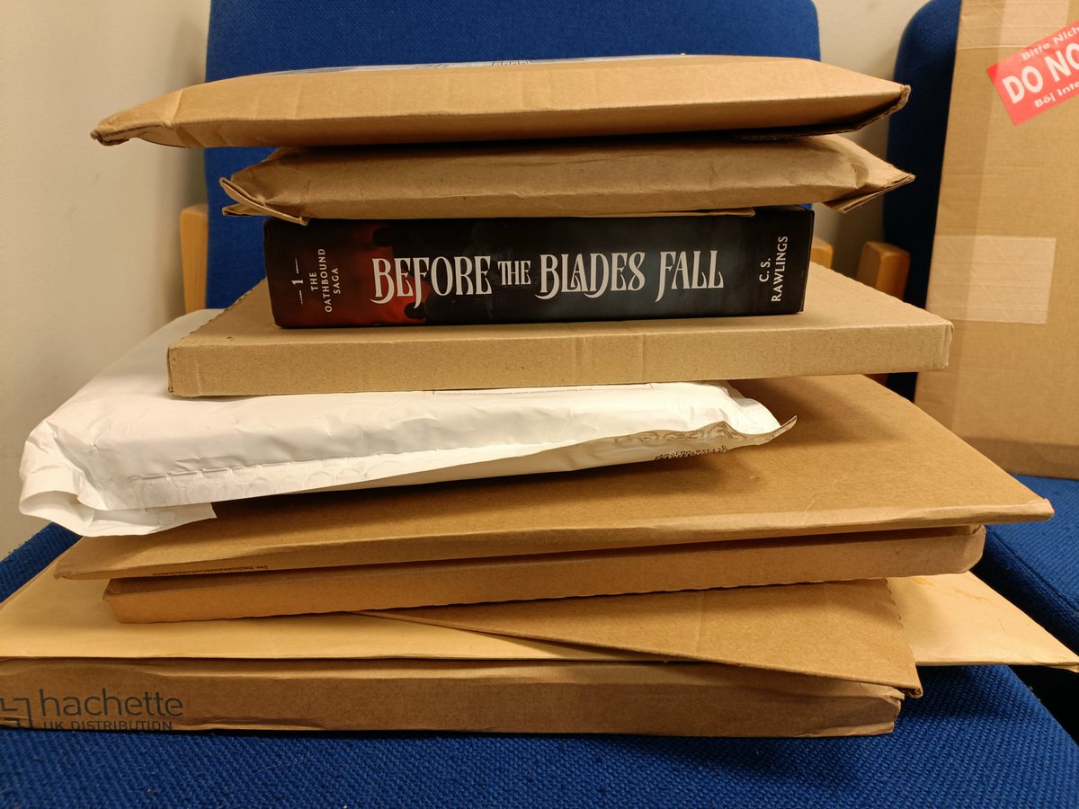 book_bint's tweet photo. Oooh back to work #bookpost 📚👀 https://t.co/rlog3xiFa5