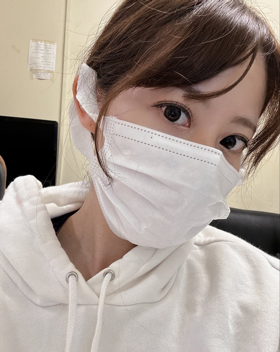 boof0623's tweet photo. 病院に備えてあるマスク貰ったんだけど紐のとこ変じゃない？太くて余ってる https://t.co/CW3gVMgHOi