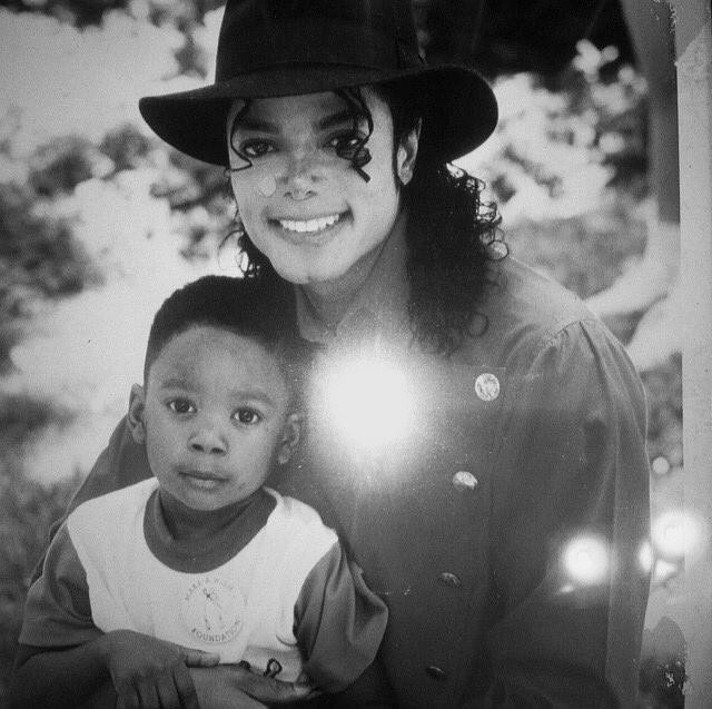 ScreenOrigami's tweet photo. This is your reminder that in Michael’s case, “separating the art from the artist” would be very stupid because he was a wonderful human being, a generous humanitarian, and – above all – 100% innocent. His art is the expression of his beautiful soul. 😊 https://t.co/BgN7otK60U