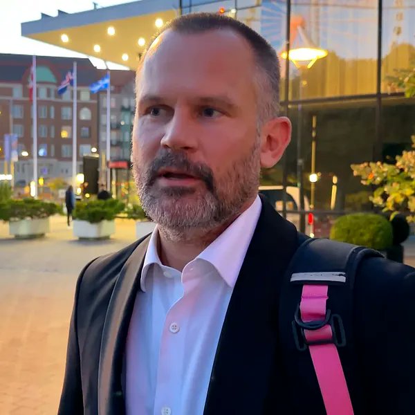 Truth23579's tweet photo. Låt mig presentera vår nya statsminister som vet hur buset ska tas! Meriter: Sparkad från sitt lärarjobb dag 1, portad från bokmässan på sin egna dag, möt Stefan Holm vår nya Statsminister! https://t.co/yFvKDzkByL