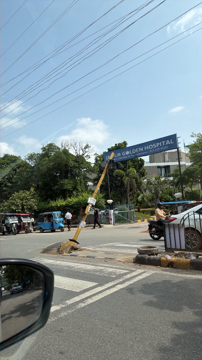 ughhhpp's tweet photo. @dtptraffic pole about to fall, opposite @JaipurGolden , kindly get it fixed asap
@DelhiPwd @MCD_Delhi https://t.co/3Zqd7XDJrw