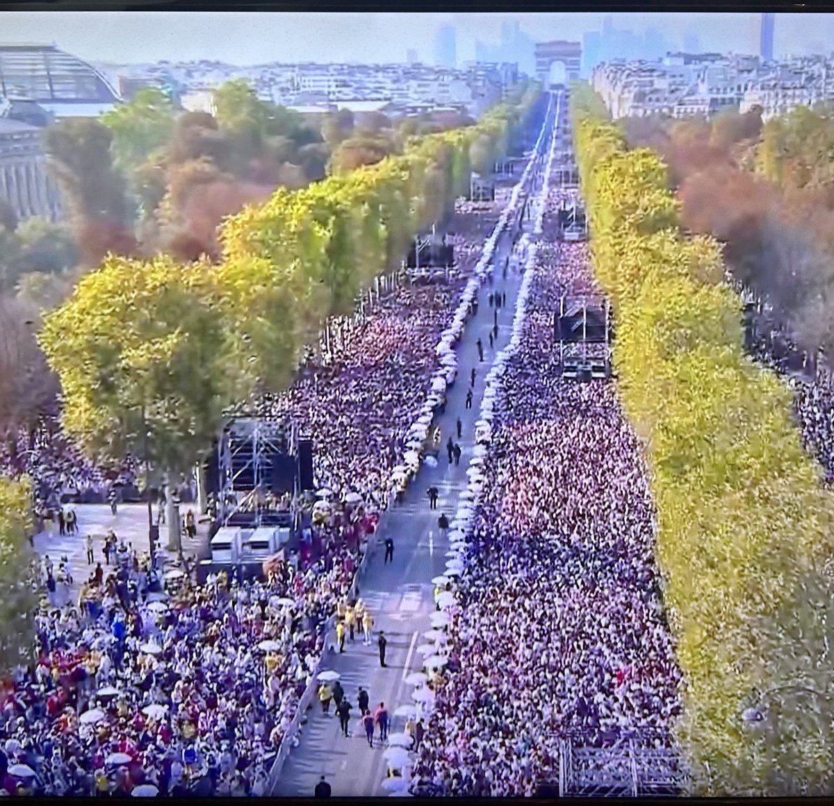 Kristof_Poland's tweet photo. Après 237 ans de cette expérience ratée, il est temps de défaire la folie de la Révolution Anti-française.

Anti-française, oui. Parce qu’elle a fait la guerre à tout ce qu’était la France : sa foi, son roi, ses provinces, ses langues, ses métiers, ses paroisses. Elle a appelé ça le progrès.

Le principe était simple : effacer tout ce qui se tient entre l’homme et l’État. La famille, la communauté locale, l’Église, les corps de métier. Qu’il ne reste qu’un individu seul, face à un pouvoir sans limite.

Depuis, les régimes changent – empires, monarchies, cinq républiques. La machine, elle, ne change jamais. Paris décide, la province obéit. L’État éduque vos enfants, prend ce que vous gagnez, et vous explique ce qu’il faut penser.

Et la Révolution ne s’est pas arrêtée à la France. Les bolcheviks se voyaient en jacobins. Lénine avait la Terreur pour modèle. Le communisme est l’enfant de 1789 – nous, Polonais, l’avons connu de près.

Nous avons vaincu l’enfant. La France vit encore sous le parent.

Défaire la Révolution, ce n’est pas remonter le temps. Ce n’est pas une Terreur à l’envers. C’est rendre aux Français ce qu’on leur a pris : leurs communes, leurs écoles, leur argent, leur foi. Remettre l’État à sa place – sous la société, pas au-dessus.

En 1789, on a dit aux Français : l’État vous libérera.

237 ans plus tard, il est temps de se libérer de l’État – et de redevenir français. 🇫🇷⚜️