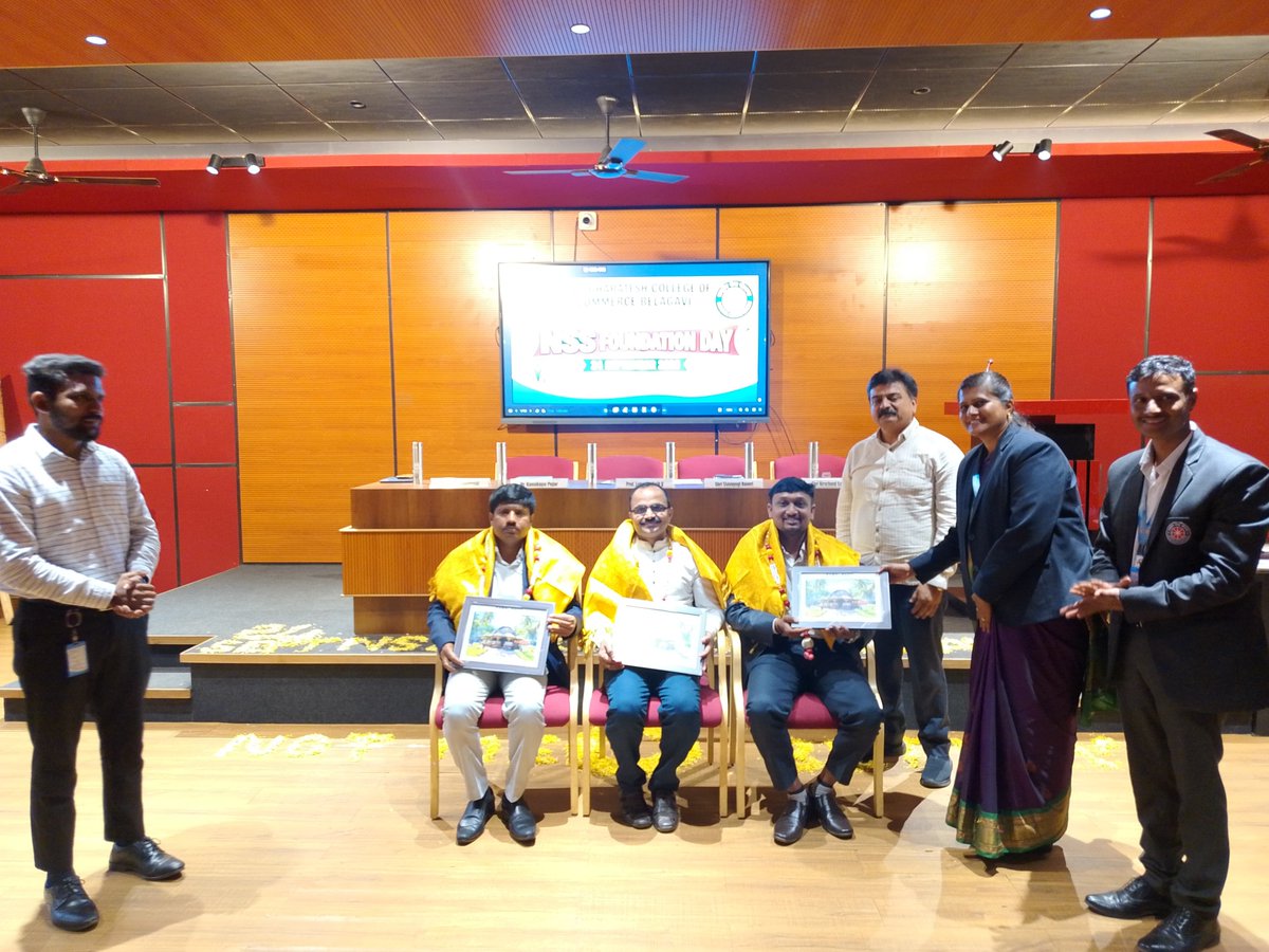 HaveriShivayogi's tweet photo. 🇮🇳 NSS DAY CELEBRATION  BHARATESH COLLEGE, BELAGAVI 💐
Privileged to be invited as a Guest for the NSS Day Celebration at Bharatesh College,My sincere gratitude to Yallappa Sir and Kanakappa Sir for the warm welcome, gracious hospitality.
#NSSDay #NSS #Belagavi #Youth #Dharwad https://t.co/LCAvpCqeLA