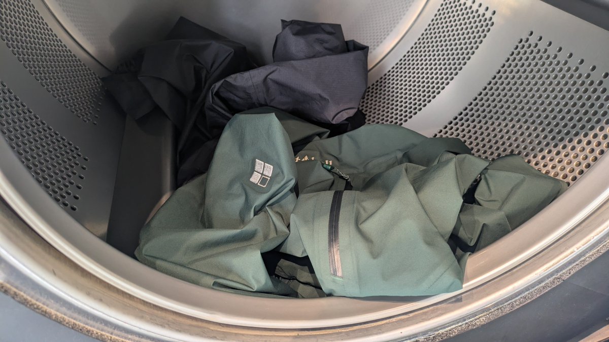 gensou_traveler's tweet photo. 噂のモンベル撥水コース試してみた
2年以上使ってきたウェアが見違えるほど撥水復活してて神 https://t.co/2RL3r7Fwdj