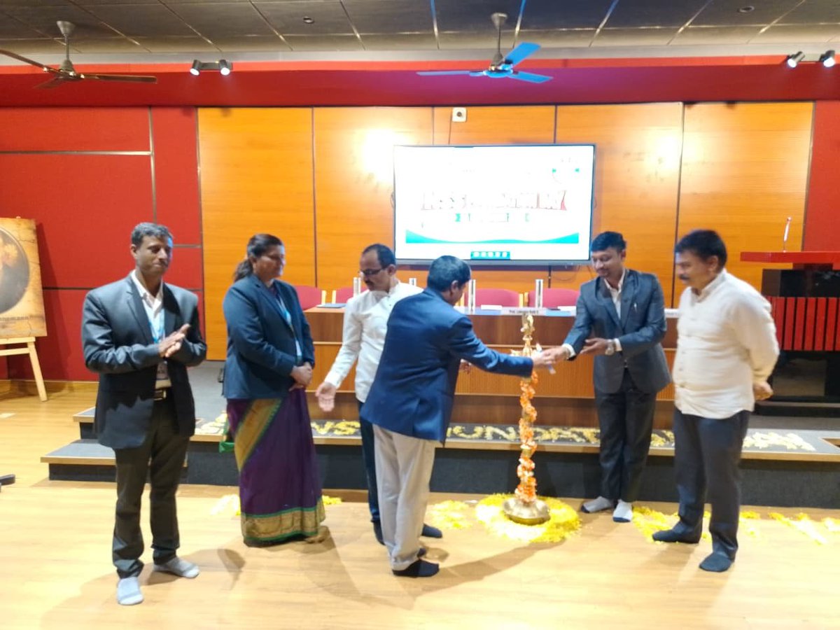HaveriShivayogi's tweet photo. 🇮🇳 NSS DAY CELEBRATION  BHARATESH COLLEGE, BELAGAVI 💐
Privileged to be invited as a Guest for the NSS Day Celebration at Bharatesh College,My sincere gratitude to Yallappa Sir and Kanakappa Sir for the warm welcome, gracious hospitality.
#NSSDay #NSS #Belagavi #Youth #Dharwad https://t.co/LCAvpCqeLA