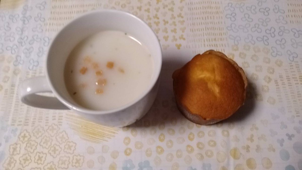 warrinc5's tweet photo. 昨日のお昼は、マフィンとカップスープ（チーズ）
夜は、アスパラの肉巻きと、切り干し大根
今朝のモーニングプレート https://t.co/vSaKC2hZ3l