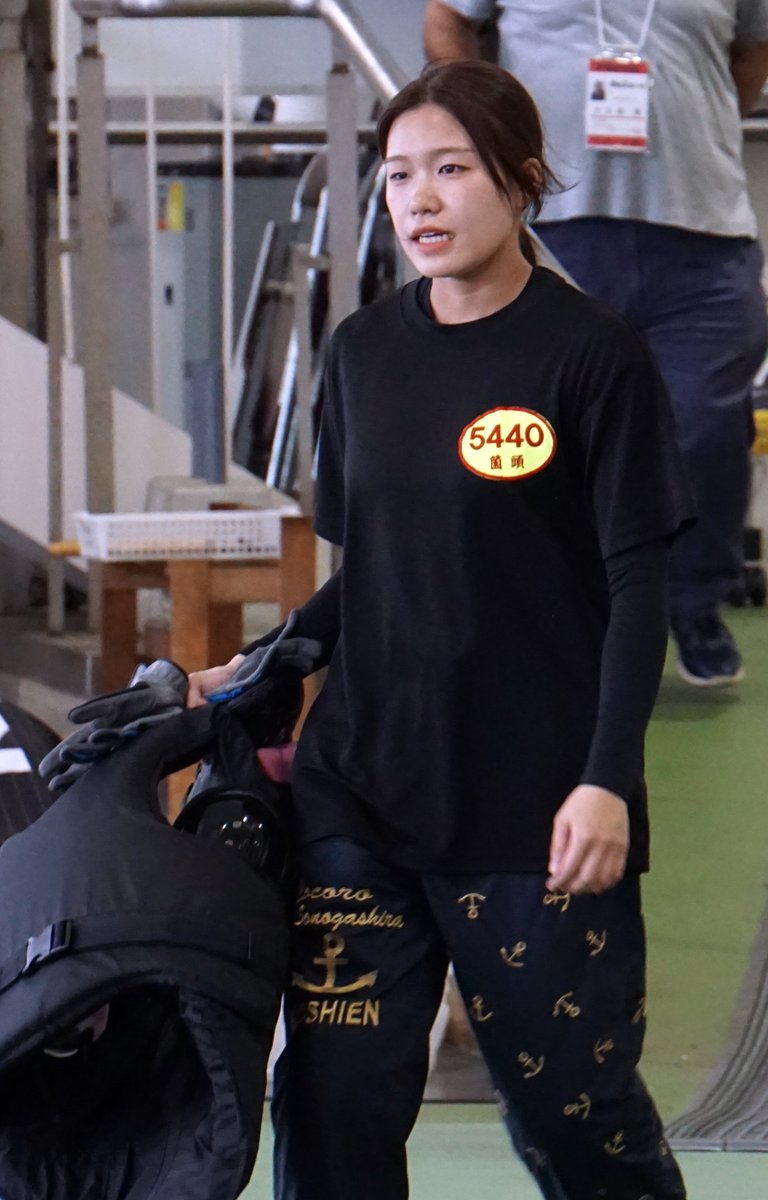shochi_br's tweet photo. 【＃ボートレース芦屋　＃オールレディースマクール杯】９月27日・４日目
デビュー２期目の ＃薗頭心 選手が７Ｒで３着に入り、今節初の舟券絡み。これまで２着は４回あるものの、自身初めての３着でした。レース後は先輩の ＃武井莉里佳 選手とリプレーを確認して反省会。その後はすぐに試運転へ向かっていました。次は水神祭を目指します（中村）
＃ボートレース
＃スポーツ報知