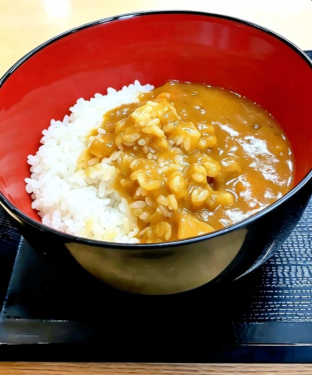 generalissimoMX's tweet photo. 今日はスズキ磐田工場での仕事帰りに東名遠州豊田PA(下り)内に有る「遠州ふじのや」に寄り、「豚スタミナ丼」を食べて来ました🐷
これは豚キムチをアレンジした物で、中々の味とボリューム。
しかも、ご飯とカレーが食べ放題！
このカレーが具沢山で、家庭的な味わいで結構イケる味なんです🍛 https://t.co/JW3xrr6MmE