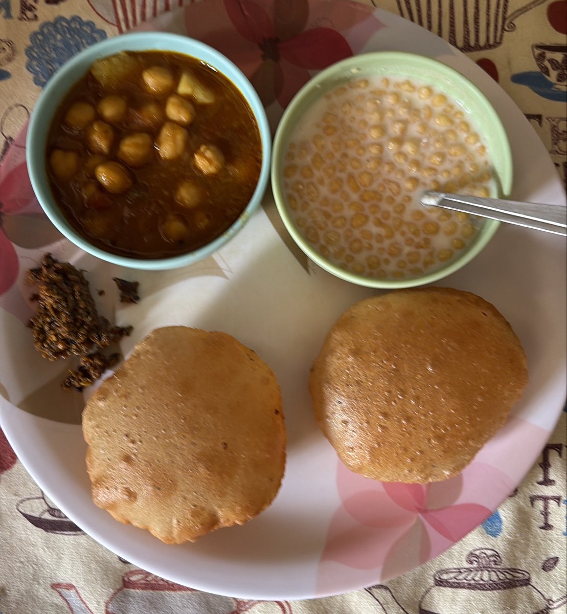 speaks_prav's tweet photo. #TastierWeekends mein aaj aap ke gareeb ko mile hain Aloo, Chholle with Raita n achaar πβ€οΈππ
Mast rahein, Swast rahein πβ€οΈ https://t.co/w1NAPOR5w1