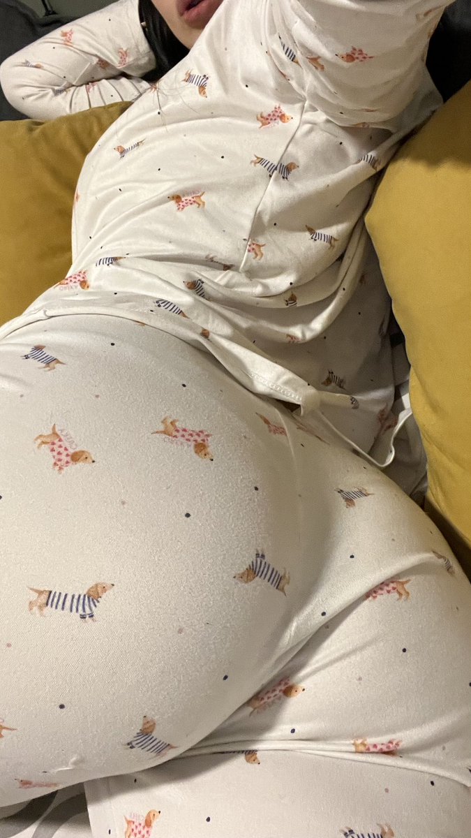 millierayaz's tweet photo. apparently i’m very flexible when properly motivated 😇 https://t.co/ZYcGlryszX