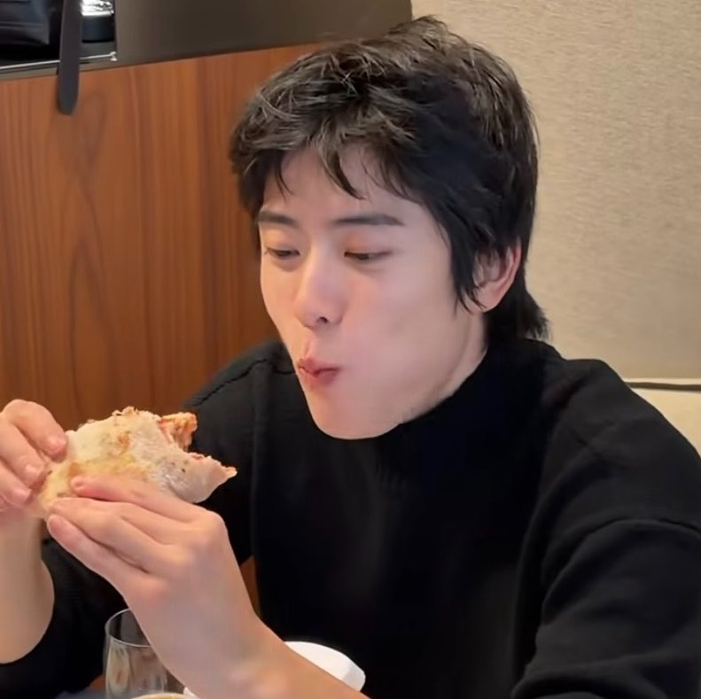 Jeong_mimi0_0's tweet photo. กินคนเดียวชื่นใจทั้งประเทศ https://t.co/aK9clu800x