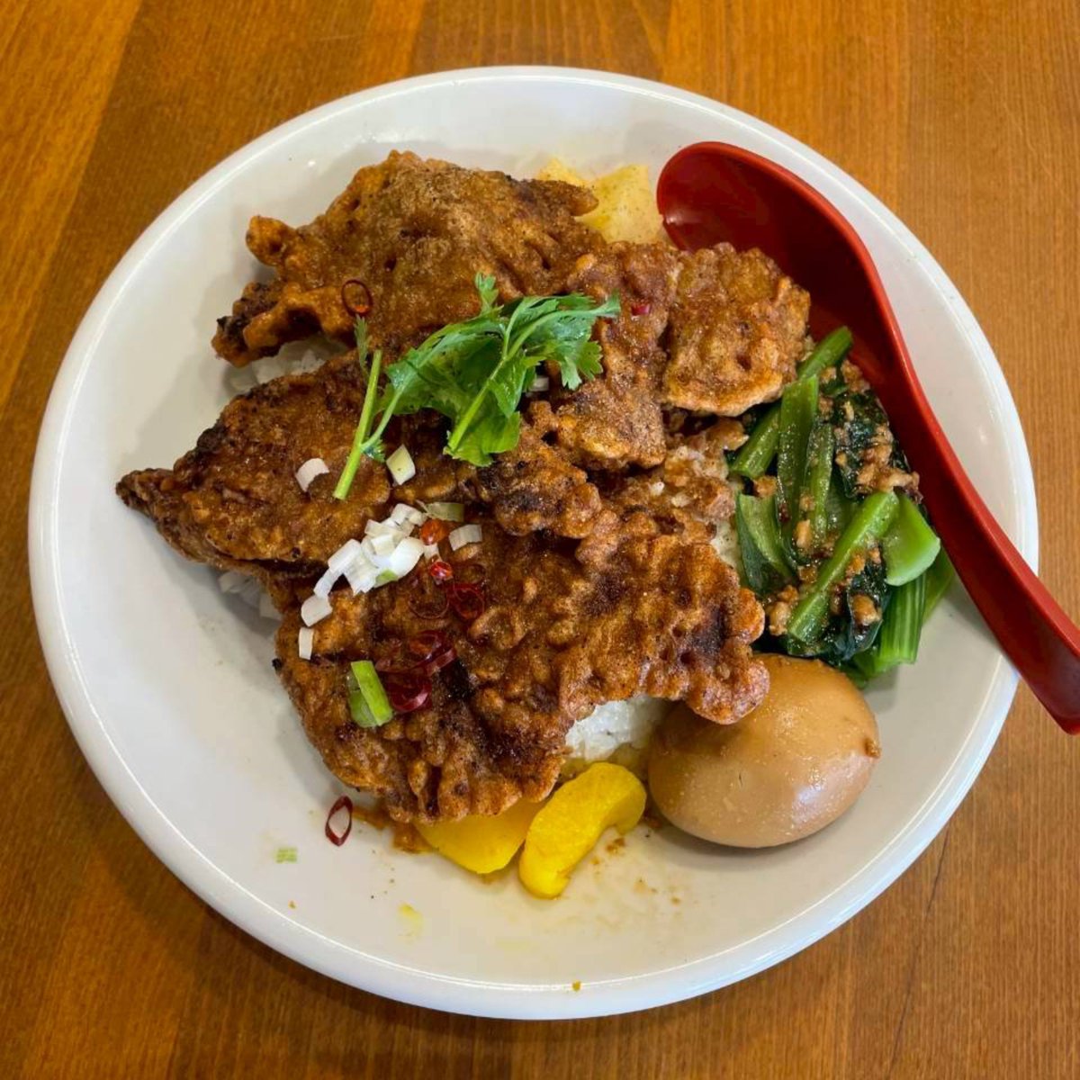 QMenkan37354's tweet photo. 排骨（パイク）飯

台湾式の骨付き豚肉の揚げたものが、ごはんに���ります。付け合わせも豪華ですよ。ぜひお試しください。

🚩阿Q麺館／あきゅうめんかん
東京都江東区東砂7-10-12
TEL 080-4341-0066
ランチ11:30-14:00　
ディナー17:30-21:00
月火水定休

#阿q麺館　#台湾料理　#台湾好き　#排骨飯 https://t.co/EyIEq7k1U6