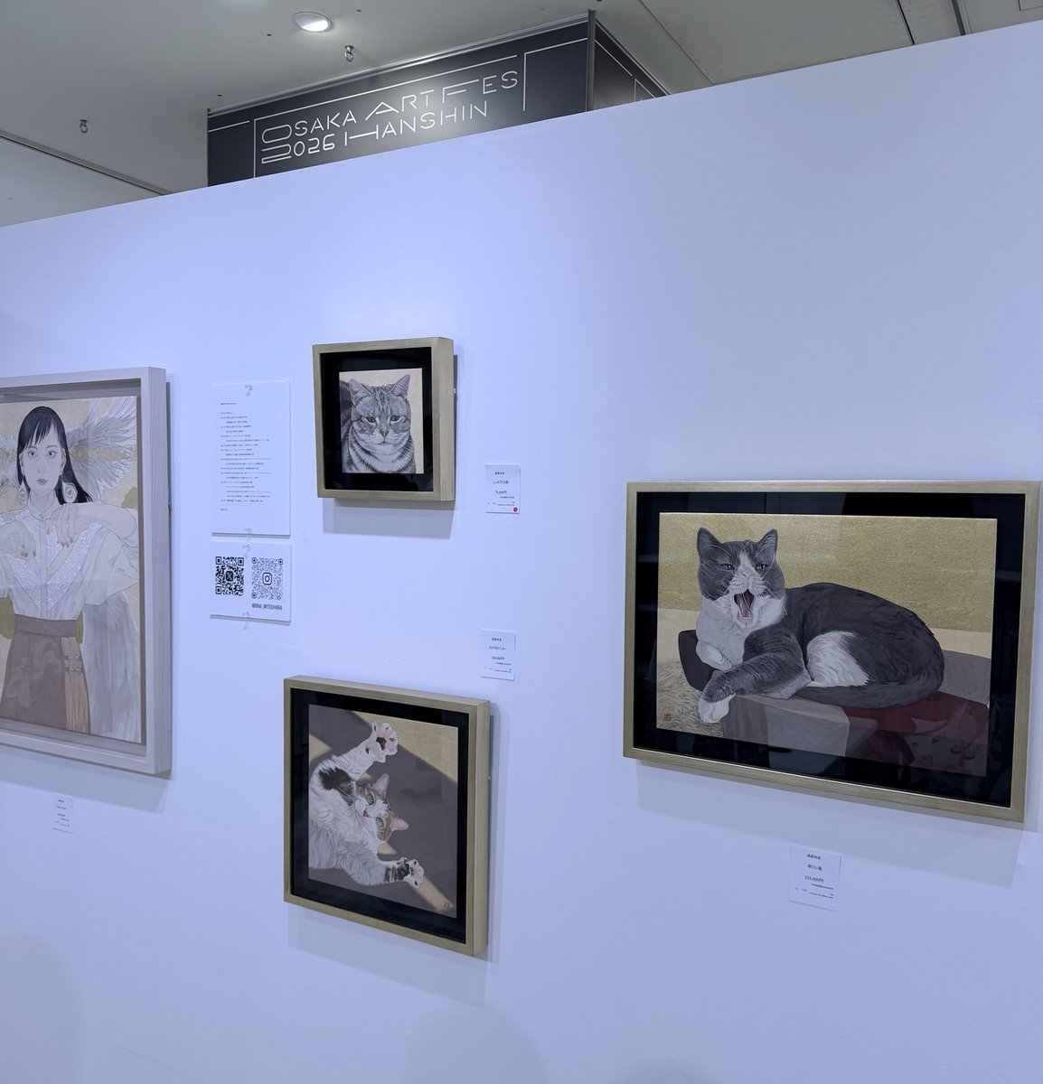nekomochigosu's tweet photo. 阪神百貨店OSAKA ART FES
満原利奈さん作:我が家の猫ｽﾞ♡ｱｵが売約済で、ｴｯ!!となりましたが素敵に描かれたしょもり顔を気に入ってくださった方がいるの嬉しいですね♡歌うおねいさまの絵を購入しましたが、明日の会期終了まで展示しているので繊細に輝く金箔の絵を生で見てみようという方は是非!!