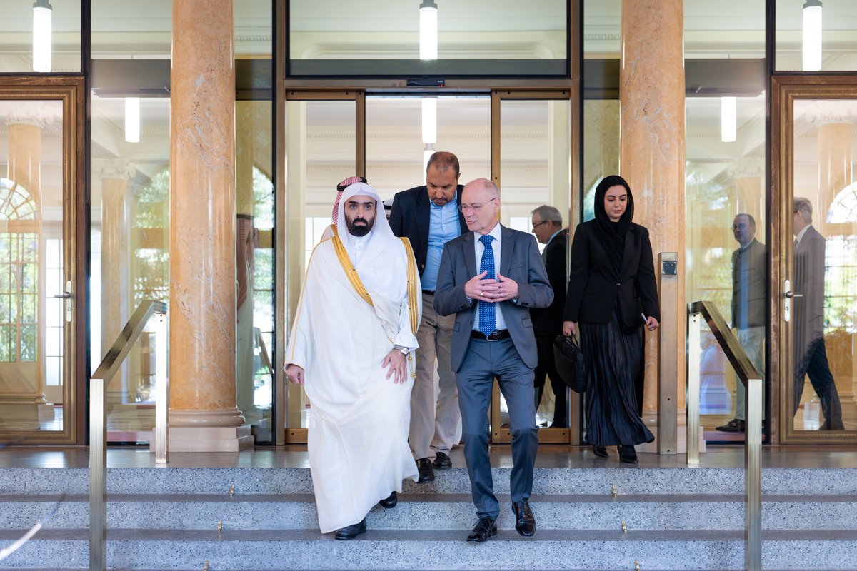ppgovsa's tweet photo. معالي النائب العام د. خالد اليوسف يلتقي معالي المدعي العام للاتحاد السويسري د. ستيفان بلاتر في العاصمة السويسرية بيرن.

#النيابة_العامة https://t.co/lKJuYKWurk