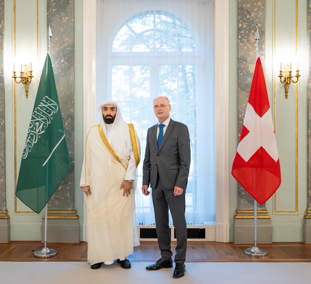 ppgovsa's tweet photo. معالي النائب العام د. خالد اليوسف يلتقي معالي المدعي العام للاتحاد السويسري د. ستيفان بلاتر في العاصمة السويسرية بيرن.

#النيابة_العامة https://t.co/lKJuYKWurk