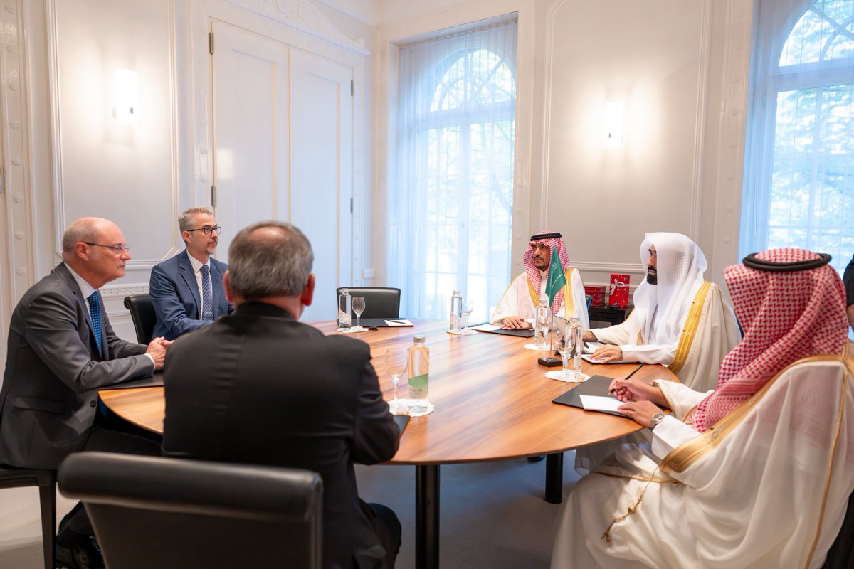 ppgovsa's tweet photo. معالي النائب العام د. خالد اليوسف يلتقي معالي المدعي العام للاتحاد السويسري د. ستيفان بلاتر في العاصمة السويسرية بيرن.

#النيابة_العامة https://t.co/lKJuYKWurk