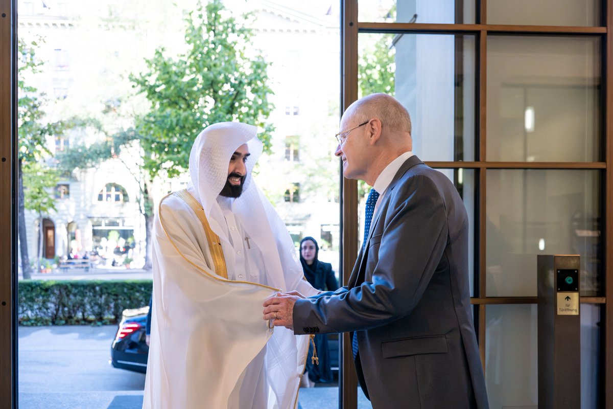 ppgovsa's tweet photo. معالي النائب العام د. خالد اليوسف يلتقي معالي المدعي العام للاتحاد السويسري د. ستيفان بلاتر في العاصمة السويسرية بيرن.

#النيابة_العامة https://t.co/lKJuYKWurk