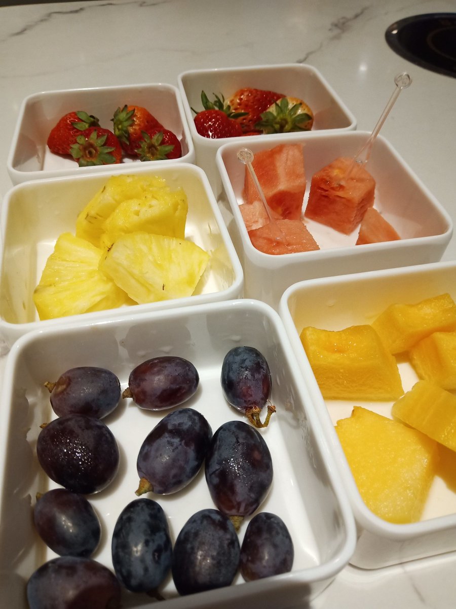 katiekaren56905's tweet photo. Just picked up super fresh local strawberries, free-range eggs, and whole-grain oats for this week’s healthy meal prep—no fancy stuff, just good basics! https://t.co/7fa4bIYPbg