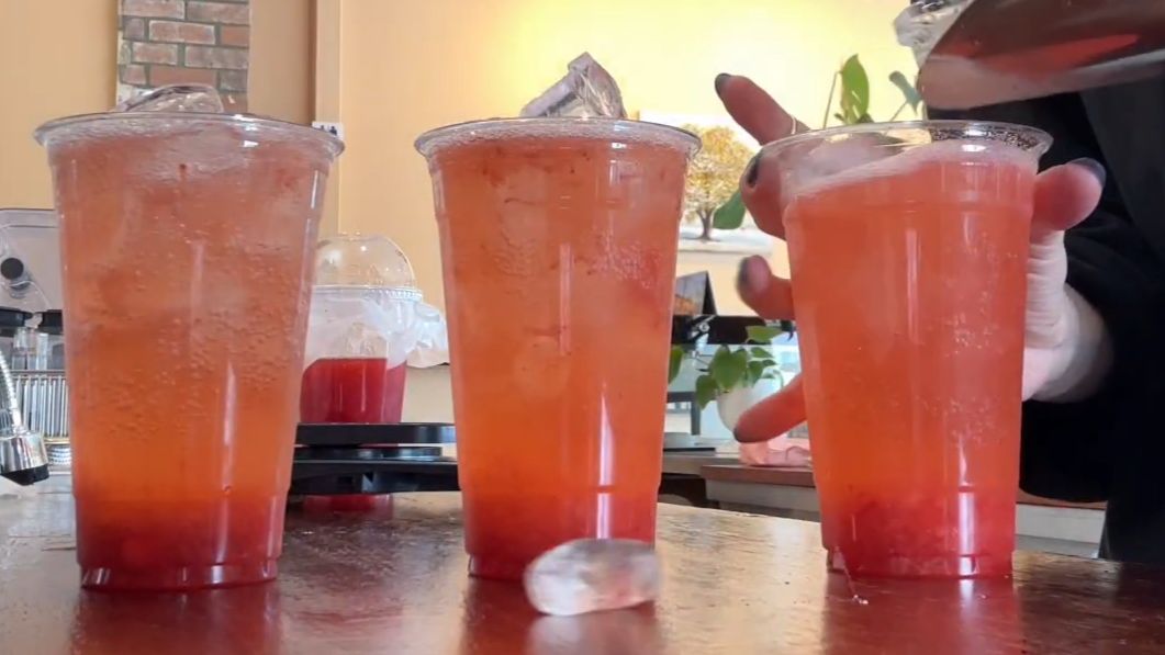 liamtai684692's tweet photo. Quick pick-me-up: muddle 5 fresh strawberries + 10ml honey, top with sparkling water and a mint sprig. 5-minute summer sip ready!， https://t.co/AWH9ZzfpTW