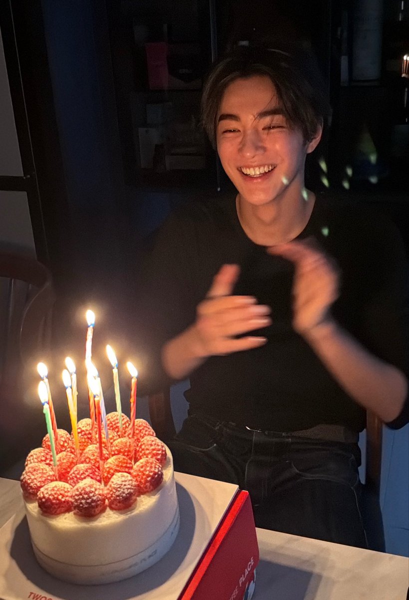 maseoltang's tweet photo. เวลาอยู่กับครอบครัวน้องอันน่ารักมากจัง ดูตะเร้กกว่าปกติอะ คนเร้กของบ้านอันอ่าเนอะ มู้ดเดียวกันเลย ยิ้มกว้างตาเป็นสระอิ ทั้งตอนโทรคุยกับคุณแม่ ตอนคุยกับคุณพ่อ แล้วก้ตอนฉลองวันเกิด ㅠㅠ https://t.co/MdNZYvyV2W