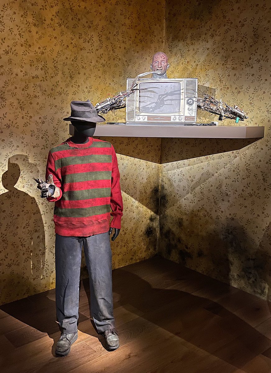 SFXmagazine's tweet photo. @AcademyMuseum @TaraDBennett @Cellarscape SFX attended the press preview of The Horror Show at @academymuseum 🦇

We’re sharing some of our highlights over the weekend… 💀

1. Freddy Krueger’s glove 
2. Freddy and NOES3 prop
3. Get Out chair and teacup 
4. Halloween slate 

#Horror #Halloween #Spooky https://t.co/o5YUvZVUfG