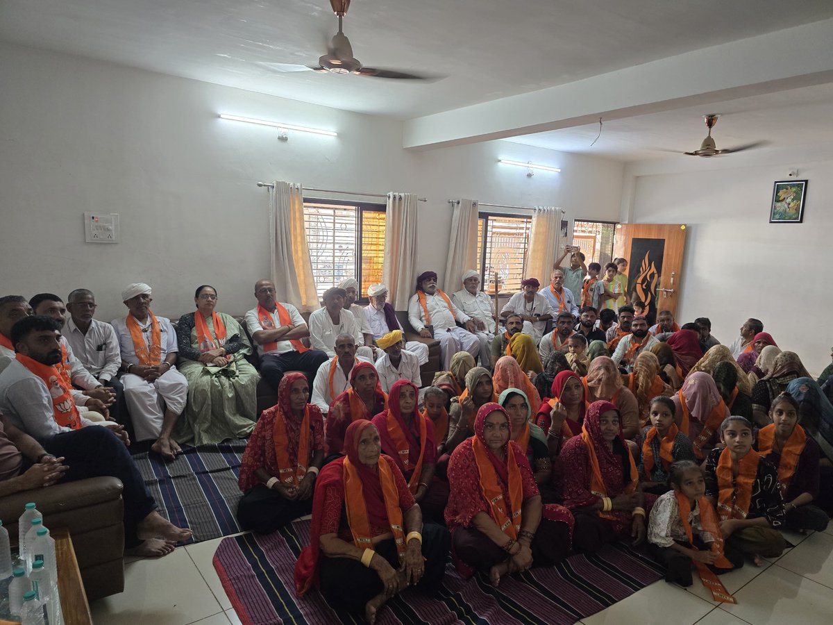 maya_mavani's tweet photo. 🇮🇳 મન કી બાત 🇮🇳

માનનીય પ્રધાનમંત્રી શ્રી નરેન્દ્રભાઈ મોદીના ‘મન કી બાત’ કાર્યક્રમનો એપિસોડ કાર્યકર્તા મિત્રો સાથે નિહાળ્યો. દેશના વિકાસ, જનભાગીદારી અને રાષ્ટ્રનિર્માણ સાથે જોડાયેલા પ્રેરણાદાયી વિચારોને સાંભળવાનો આનંદ થયો.

વોર્ડ નં. 1, 155-ઓલપાડ વિધાનસભાના બુથ નં. 287 ખાતે સંત કૃપા સોસાયટી, છાપરાભાઠા રોડ પર કાર્યકર્તા મિત્રો સાથે આ કાર્યક્રમનું આયોજન કરવામાં આવ્યું. ‘મન કી બાત’ દ્વારા મળતા પ્રેરણાદાયી સંદેશાઓથી રાષ્ટ્રસેવા અને જનસેવાના સંકલ્પને વધુ મજબૂત બનાવ્યો.

#MannKiBaat #NarendraModi #PMModi #BJP #Surat