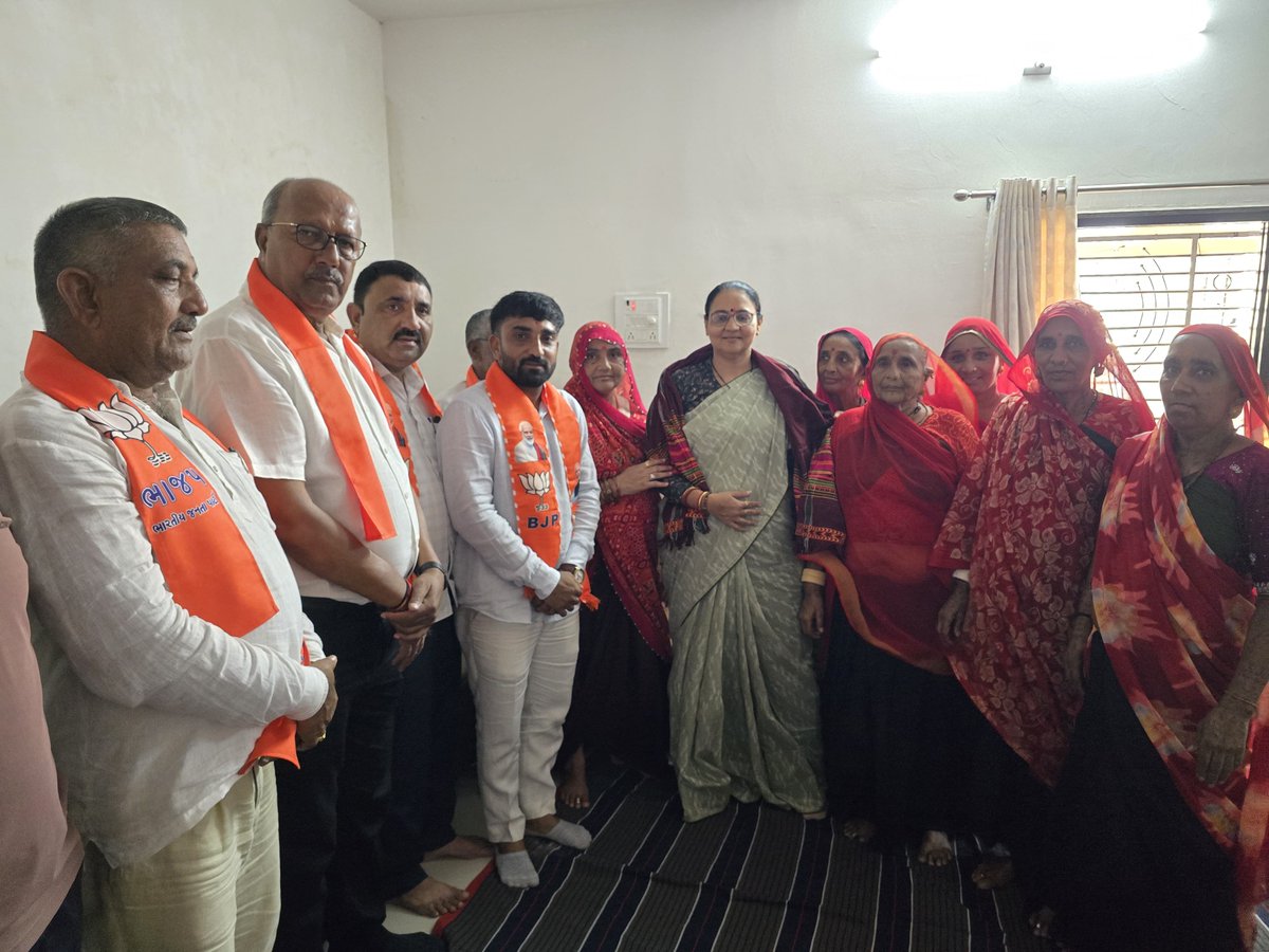 maya_mavani's tweet photo. 🇮🇳 મન કી બાત 🇮🇳

માનનીય પ્રધાનમંત્રી શ્રી નરેન્દ્રભાઈ મોદીના ‘મન કી બાત’ કાર્યક્રમનો એપિસોડ કાર્યકર્તા મિત્રો સાથે નિહાળ્યો. દેશના વિકાસ, જનભાગીદારી અને રાષ્ટ્રનિર્માણ સાથે જોડાયેલા પ્રેરણાદાયી વિચારોને સાંભળવાનો આનંદ થયો.

વોર્ડ નં. 1, 155-ઓલપાડ વિધાનસભાના બુથ નં. 287 ખાતે સંત કૃપા સોસાયટી, છાપરાભાઠા રોડ પર કાર્યકર્તા મિત્રો સાથે આ કાર્યક્રમનું આયોજન કરવામાં આવ્યું. ‘મન કી બાત’ દ્વારા મળતા પ્રેરણાદાયી સંદેશાઓથી રાષ્ટ્રસેવા અને જનસેવાના સંકલ્પને વધુ મજબૂત બનાવ્યો.

#MannKiBaat #NarendraModi #PMModi #BJP #Surat