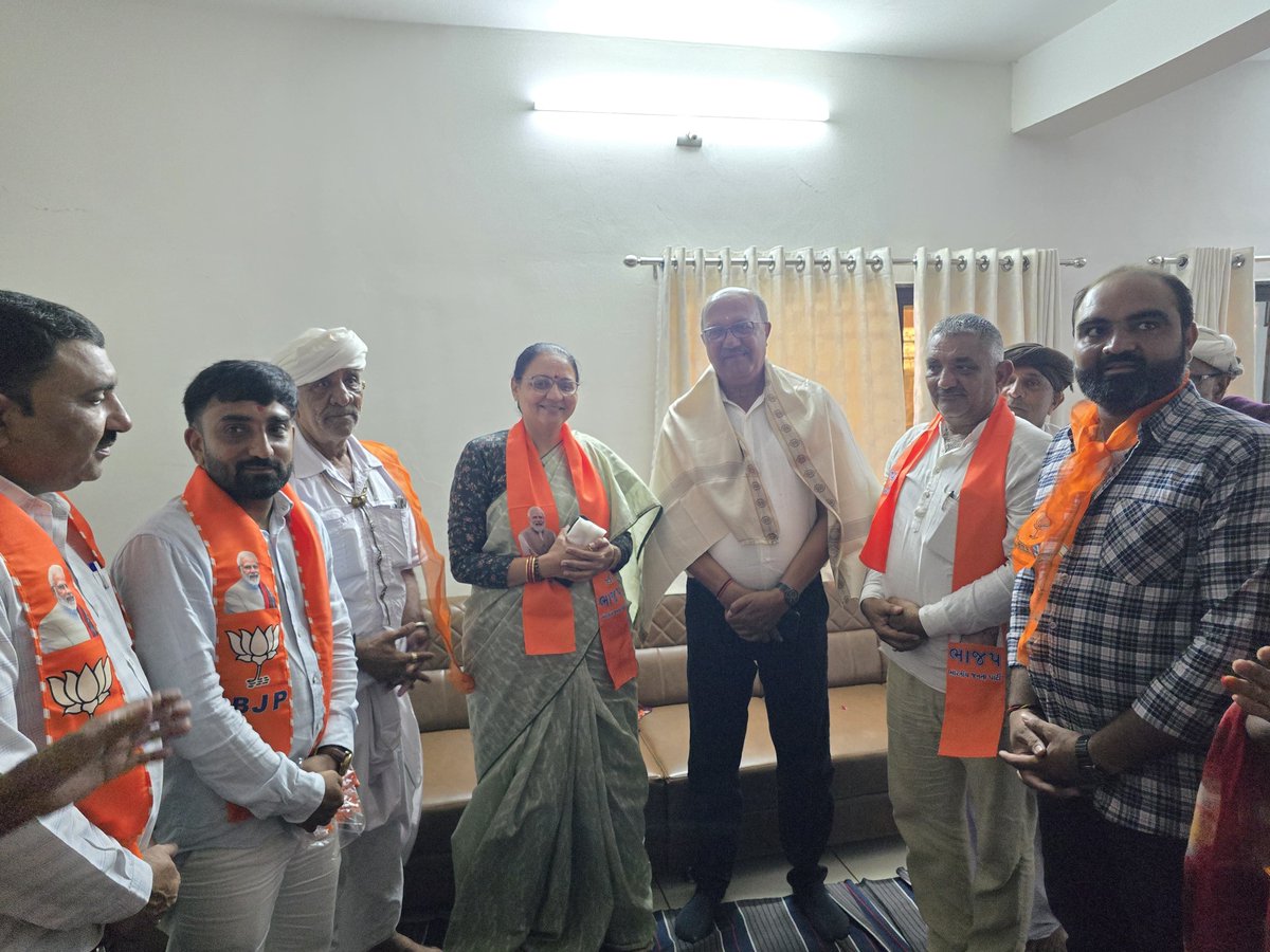 maya_mavani's tweet photo. 🇮🇳 મન કી બાત 🇮🇳

માનનીય પ્રધાનમંત્રી શ્રી નરેન્દ્રભાઈ મોદીના ‘મન કી બાત’ કાર્યક્રમનો એપિસોડ કાર્યકર્તા મિત્રો સાથે નિહાળ્યો. દેશના વિકાસ, જનભાગીદારી અને રાષ્ટ્રનિર્માણ સાથે જોડાયેલા પ્રેરણાદાયી વિચારોને સાંભળવાનો આનંદ થયો.

વોર્ડ નં. 1, 155-ઓલપાડ વિધાનસભાના બુથ નં. 287 ખાતે સંત કૃપા સોસાયટી, છાપરાભાઠા રોડ પર કાર્યકર્તા મિત્રો સાથે આ કાર્યક્રમનું આયોજન કરવામાં આવ્યું. ‘મન કી બાત’ દ્વારા મળતા પ્રેરણાદાયી સંદેશાઓથી રાષ્ટ્રસેવા અને જનસેવાના સંકલ્પને વધુ મજબૂત બનાવ્યો.

#MannKiBaat #NarendraModi #PMModi #BJP #Surat