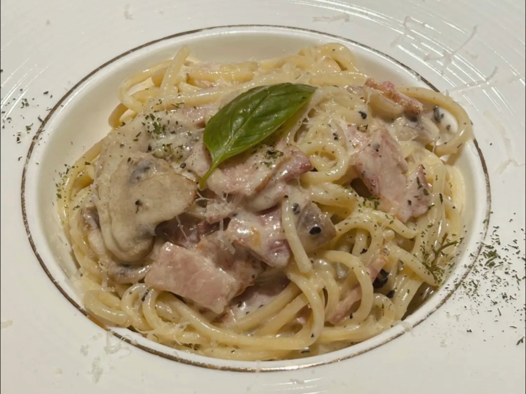 JuliaVashonw's tweet photo. Just had the most insanely creamy truffle mushroom pasta at that cozy hole-in-the-wall café downtown  Every bite was pure umami perfection—already planning my return next weekend! #FoodieFinds #LocalEats https://t.co/NZls6zWMfK