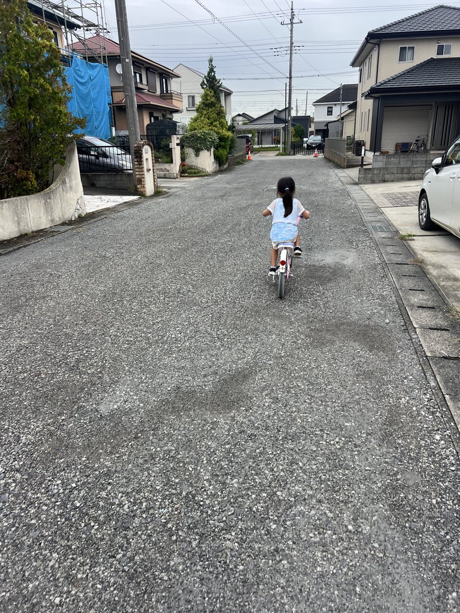 okei3777's tweet photo. 娘の自転車の練習の予定だったが、早々に乗れるようになり気付けばワイのジョギングになってる…
かれこれ5キロは走ってる https://t.co/x7L6anXhKu