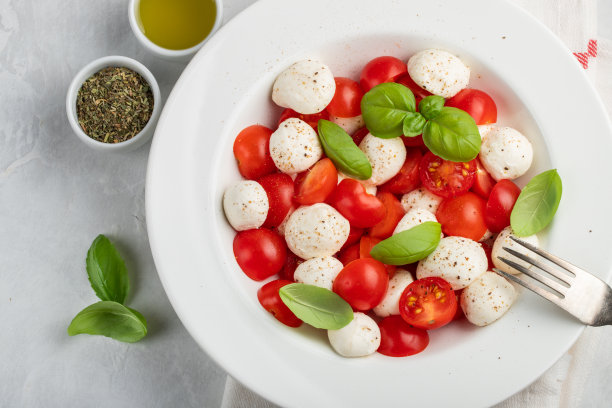 thientam761971's tweet photo. Fresh organic cherry tomatoes and basil from the local farmers market, perfect for tonight's homemade caprese salad!  Don't miss out on weekend market runs for your next meal's star ingredients! https://t.co/PVO8pS3vYS