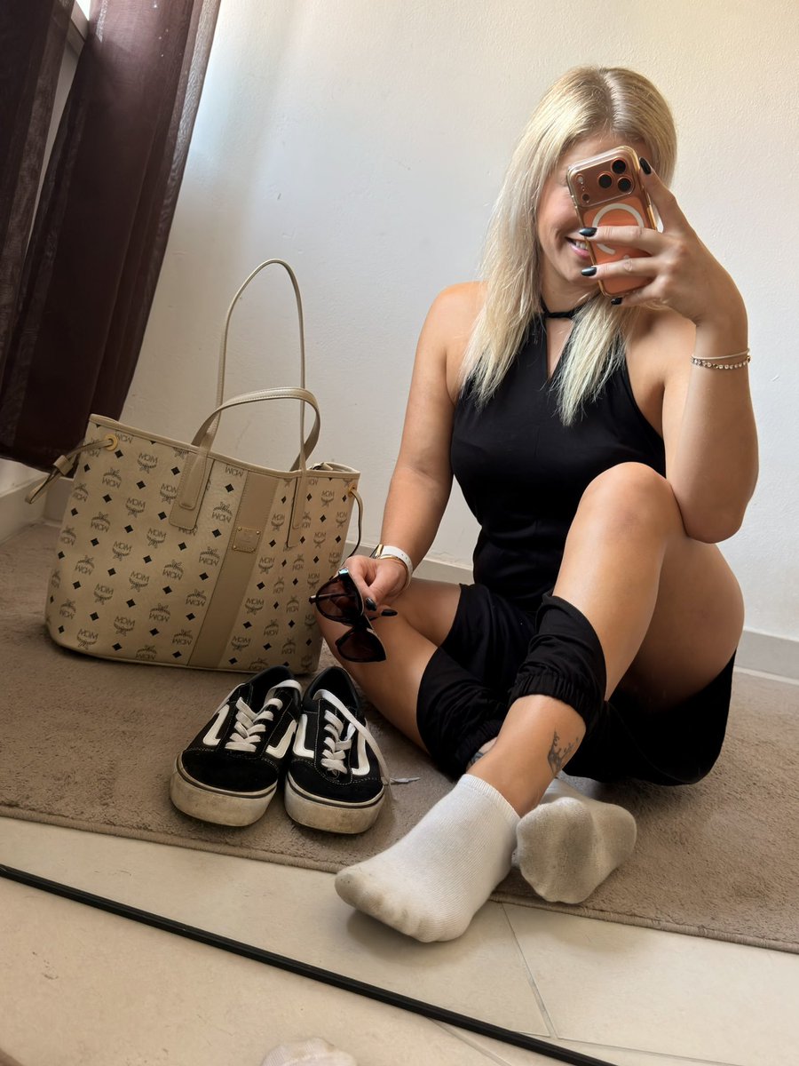 uniquMrslarry1's tweet photo. Diese Vans werden jetzt schön die Socken voll schwitzen ✨ https://t.co/0Eu2iROGze