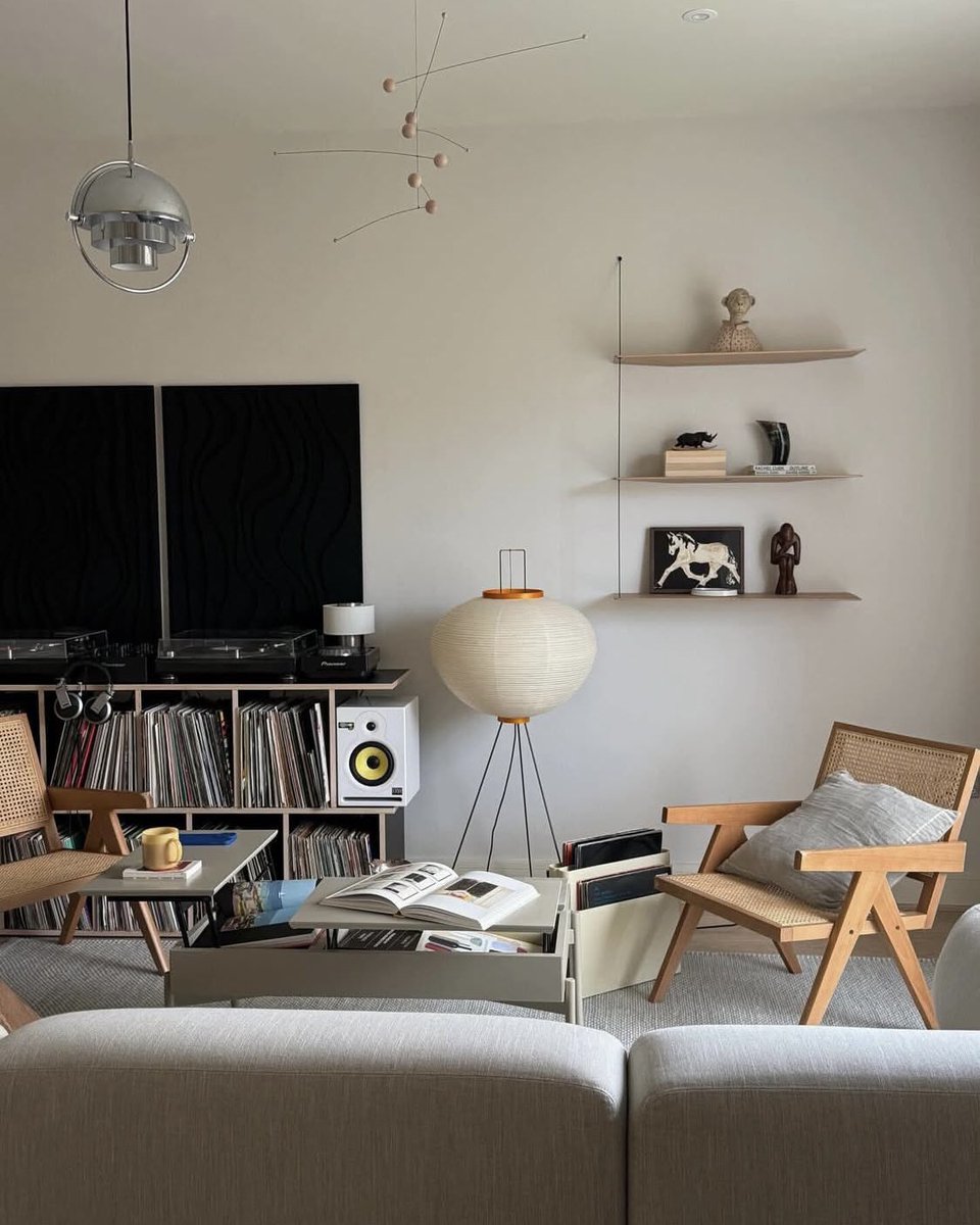 softspacess's tweet photo. 📚🛋️￼ https://t.co/0Wl5xY70C9
