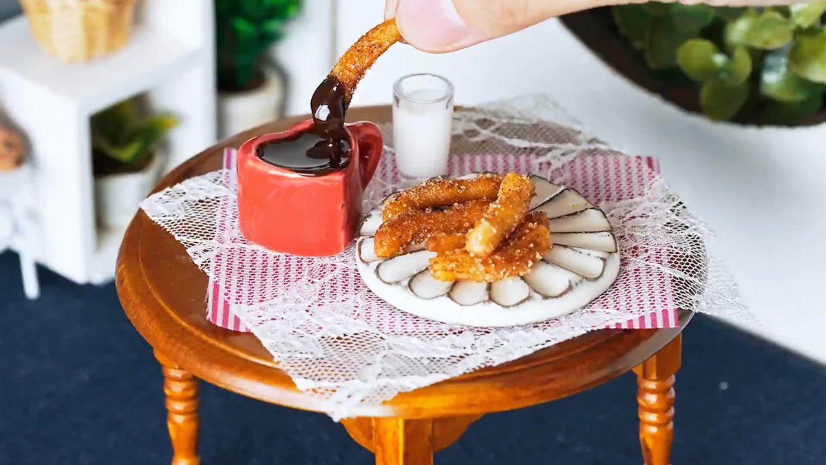 JudsonMcregcf5's tweet photo. Hoy desayunamos churros con chocolate y robé el último bocado de mi chico. https://t.co/vjNDipoQ1m
