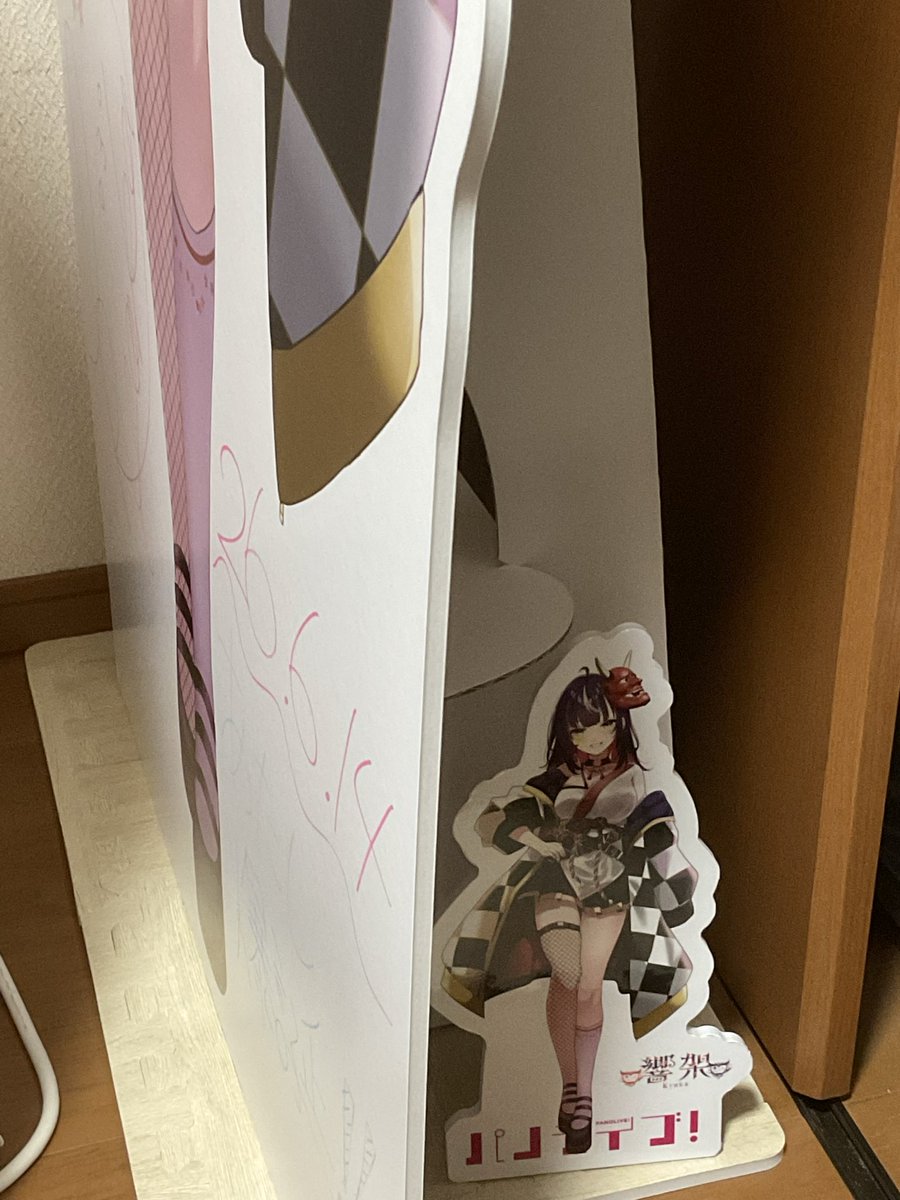 miki_IM_Try's tweet photo. 等身大のパネルの足元に等身大ミニパネルを並べたけど大きさが違うなー
#響架 https://t.co/1kOiMG1BGt