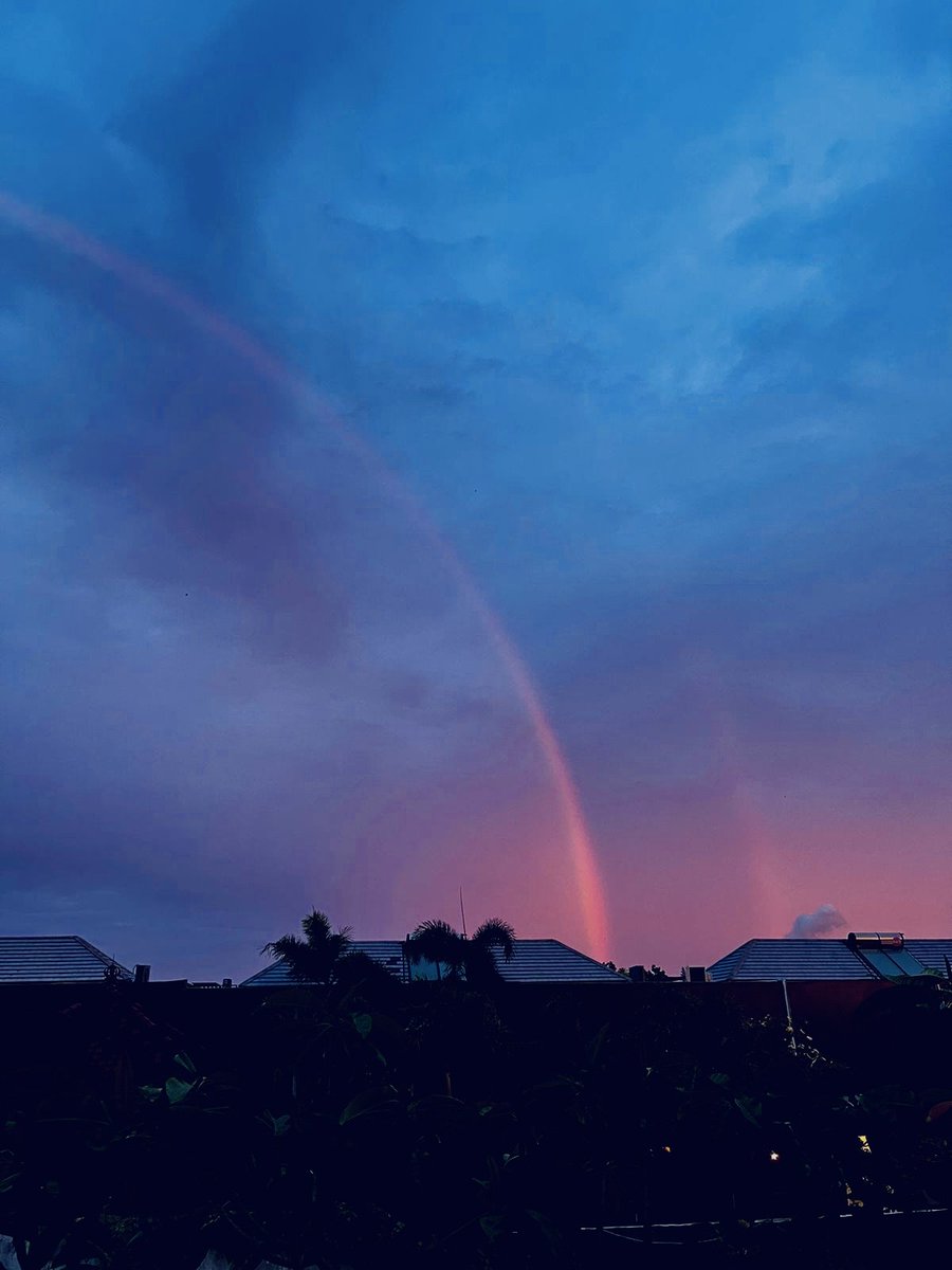 CainedV's tweet photo. Kemarin pas lg bebersih foto album. Tb2 liat foto kenangan pas wfb di bali sebulan nginep di ize htl trs pas lg nyantai di balkon melepas lelah n suasananya jg enak bis ujan, trs suddenly fenomena alam yg jrg bgt bs liat dpn mata langsung. Rainbow and trnyata double rainbow 😍🥰. https://t.co/AiB8Or9ioY