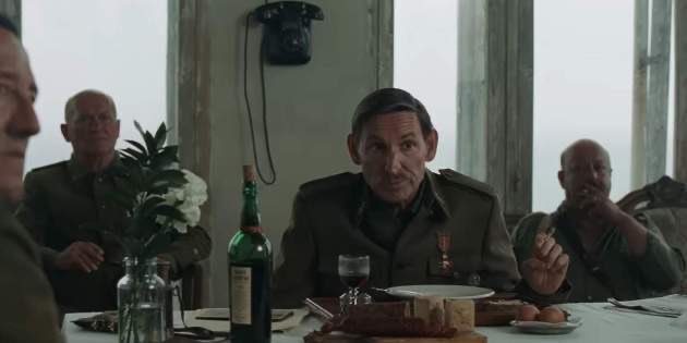 LlavorsLletrat's tweet photo. Al momento, aparece el personaje de Albert Pla y le suelta una pulla al soldado sentado junto a Sebastián por ser lento comiendo. ¿Qué habría hecho con Sebastián de ver que ni ha tocado la cuchara?… https://t.co/CKOx3uIROc