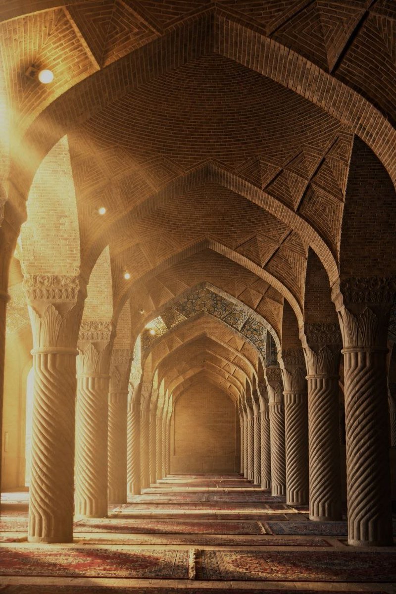 Tavana_Club's tweet photo. مسجد وکیل؛ تماشای تاریخ در امتداد طاق‌هاااا https://t.co/SAwPGPh2HT