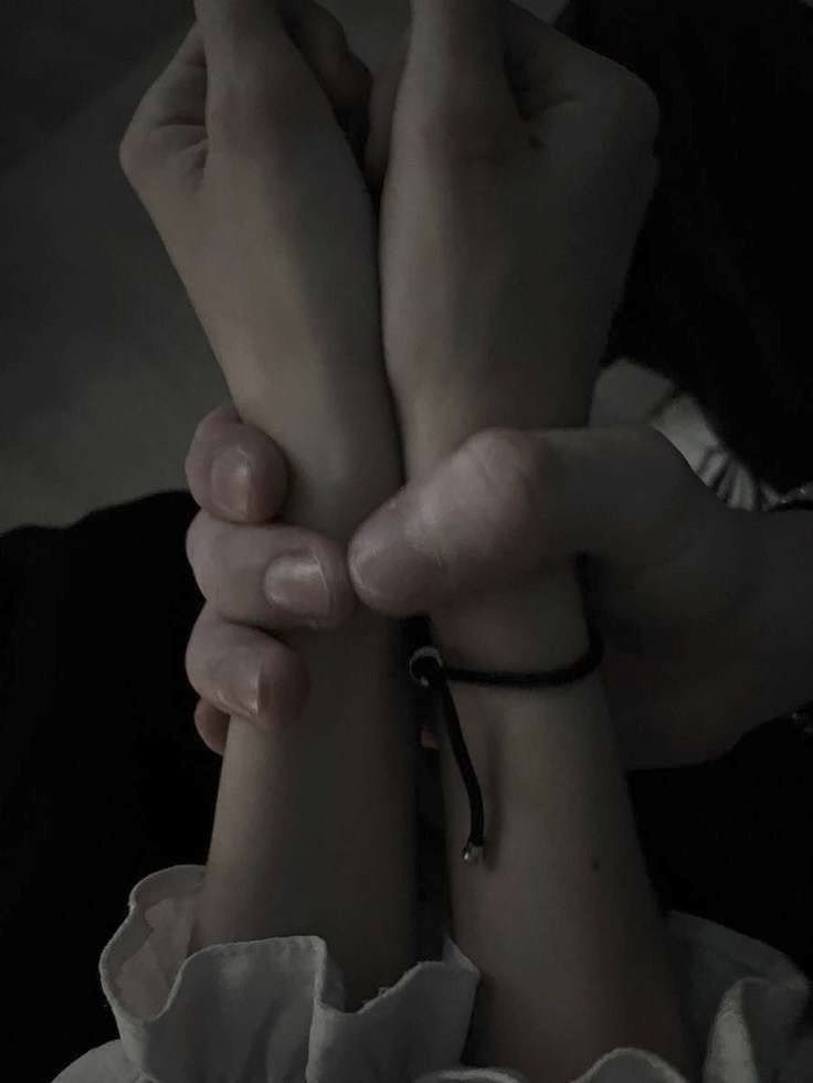 4ngelxbite's tweet photo. wish i were small enough to recreate these w someone…(◞ ‸ ◟) https://t.co/vRVUnF2RGl