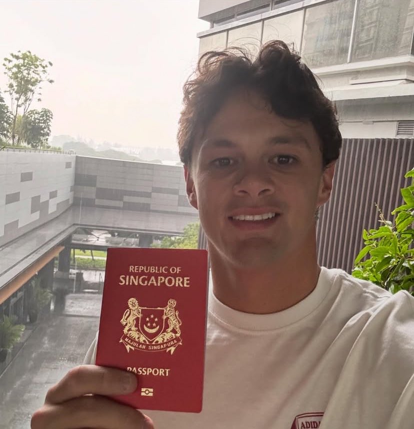 OghieGigs's tweet photo. It's pretty long, Ng, but I think it'll be worth it.

Penantian lebih dari 2 tahun akhirnya selesai.

Perry Tian Hee Ng (30) 🇸🇬🏴󠁧󠁢󠁥󠁮󠁧󠁿 akhirnya resmi mendapatkan paspor Singapore nya dan menjadi pesepakbola pertama yang menjadi WN Singapore melalui jalur FST sejak Qiu Li membela Singapore di 2010.

Perry bisa membela Singapore karena kakeknya, James Ng lahir di Singapore sebelum merantau ke Liverpool, Inggris.

Sudah lama Perry ingin bela Singapore. Di 2017 dia sudah pernah wawancara dgn FourFourTwo dan bilang ingin bela Singapore.

Di Oktober 2023, dia bilang sedang proses untuk mendapatkan kewarganegaraan Singapore.

September 2024, dia dipanggil timnas Singapore bersama dgn Kyogo Nakamura yang saat itu sedang proses naturalisasi normal (bukan lewat FST). Mereka dipanggil untuk familiarization bersama timnas.

Di Maret 2025, Perry akhirnya jadi Permanent Resident Singapore. Satu langkah lagi untuk jadi WN Singapore.

Akhirnya di September 2026, 2 tahun sejak pemanggilan timnas pertama, Perry berhasil mendapatkan paspor Singapore.

Selamat Perry! Semoga bisa terus fit agar bisa berkontribusi maksimal untuk Singapore.