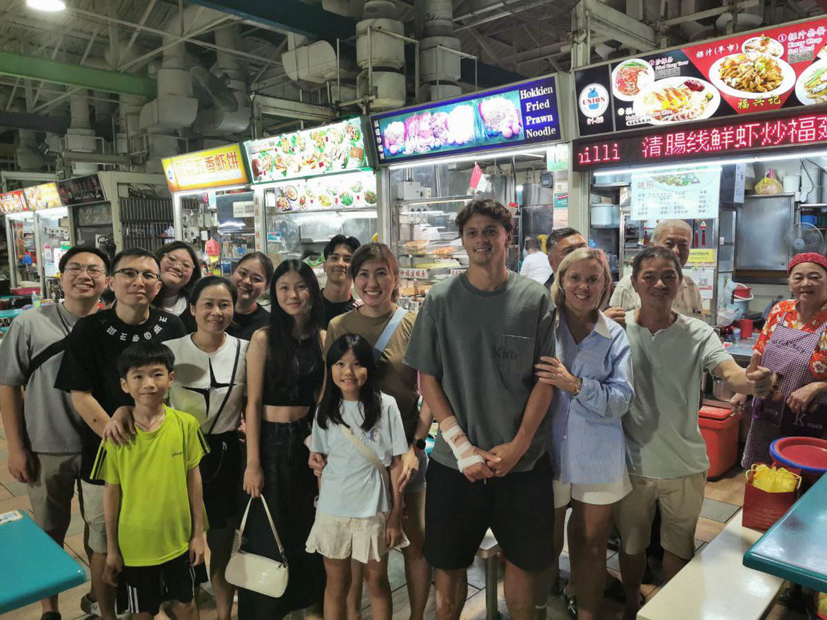 OghieGigs's tweet photo. It's pretty long, Ng, but I think it'll be worth it.

Penantian lebih dari 2 tahun akhirnya selesai.

Perry Tian Hee Ng (30) 🇸🇬🏴󠁧󠁢󠁥󠁮󠁧󠁿 akhirnya resmi mendapatkan paspor Singapore nya dan menjadi pesepakbola pertama yang menjadi WN Singapore melalui jalur FST sejak Qiu Li membela Singapore di 2010.

Perry bisa membela Singapore karena kakeknya, James Ng lahir di Singapore sebelum merantau ke Liverpool, Inggris.

Sudah lama Perry ingin bela Singapore. Di 2017 dia sudah pernah wawancara dgn FourFourTwo dan bilang ingin bela Singapore.

Di Oktober 2023, dia bilang sedang proses untuk mendapatkan kewarganegaraan Singapore.

September 2024, dia dipanggil timnas Singapore bersama dgn Kyogo Nakamura yang saat itu sedang proses naturalisasi normal (bukan lewat FST). Mereka dipanggil untuk familiarization bersama timnas.

Di Maret 2025, Perry akhirnya jadi Permanent Resident Singapore. Satu langkah lagi untuk jadi WN Singapore.

Akhirnya di September 2026, 2 tahun sejak pemanggilan timnas pertama, Perry berhasil mendapatkan paspor Singapore.

Selamat Perry! Semoga bisa terus fit agar bisa berkontribusi maksimal untuk Singapore.