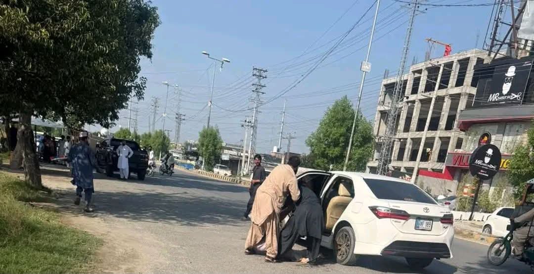 BilalYasirBjr's tweet photo. مردان: عبدالولی خان یونیورسٹی کی طالبہ مبینہ طور پر اغوا
23 سالہ طالبہ ایمن ایمن یونیورسٹی سے گھر جارہی تھی۔ اس کی دو سال قبل بنوں کے رہائشی ناصر خان سے منگنی ہوئی تھی، تاہم دونوں کے درمیان خلع کا کیس عدالت میں زیرِ سماعت ہے۔ ایمن کا تعلق درگئی جبکہ ناصر کا تعلق بنوں سے ہے۔پولیس https://t.co/dUKtE81mif