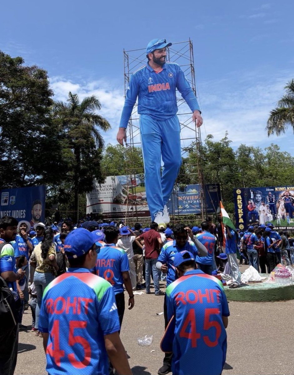 ImTanujSingh's tweet photo. THE CRAZE &amp; AURA OF HITMAN ROHIT SHARMA AT TRIVANDRUM. 🔥⭐ https://t.co/jaqozg7DR1